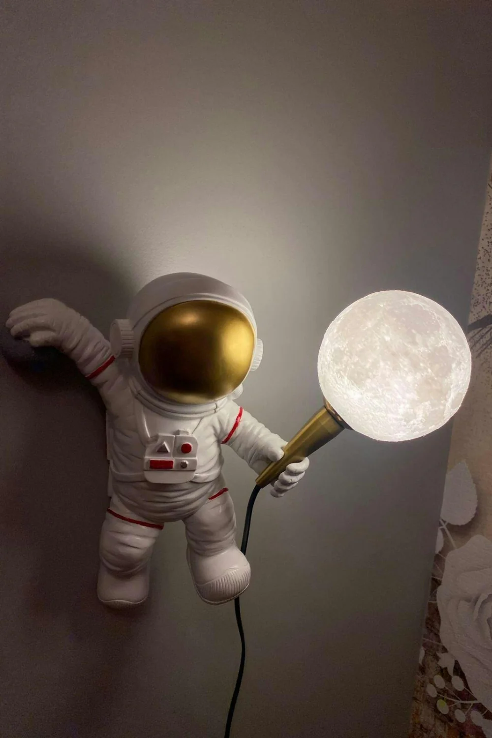 Astronaut Wall Lamp - Image 6